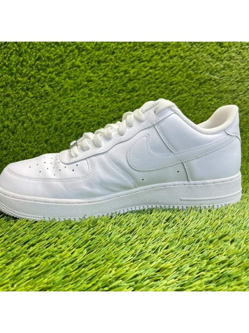 Nike Air Force 1 '07 Low Mens Size 11 White Athletic Lifestyle Shoes Sneakers